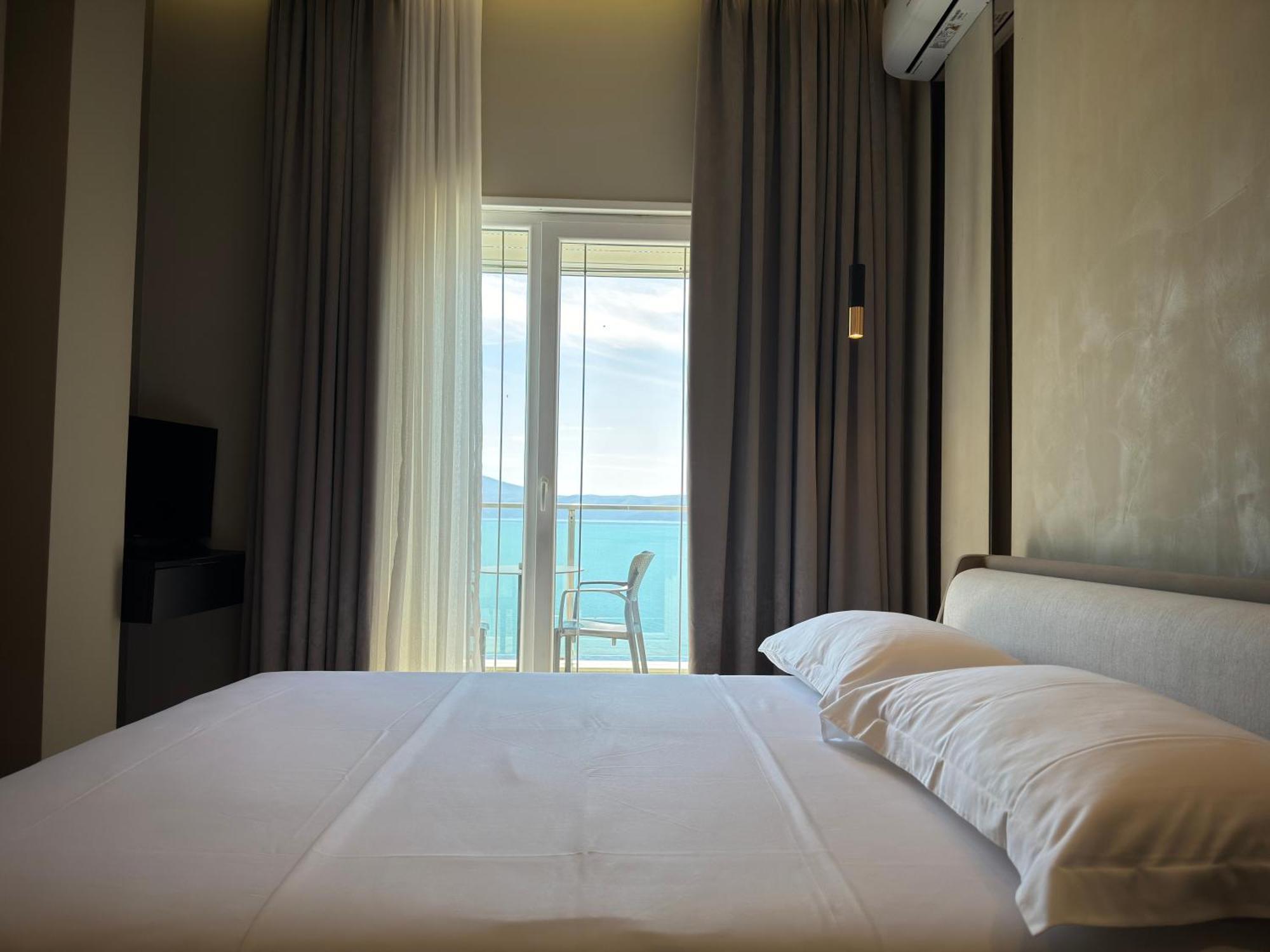 Nuna Hotel Radhime Bagian luar foto