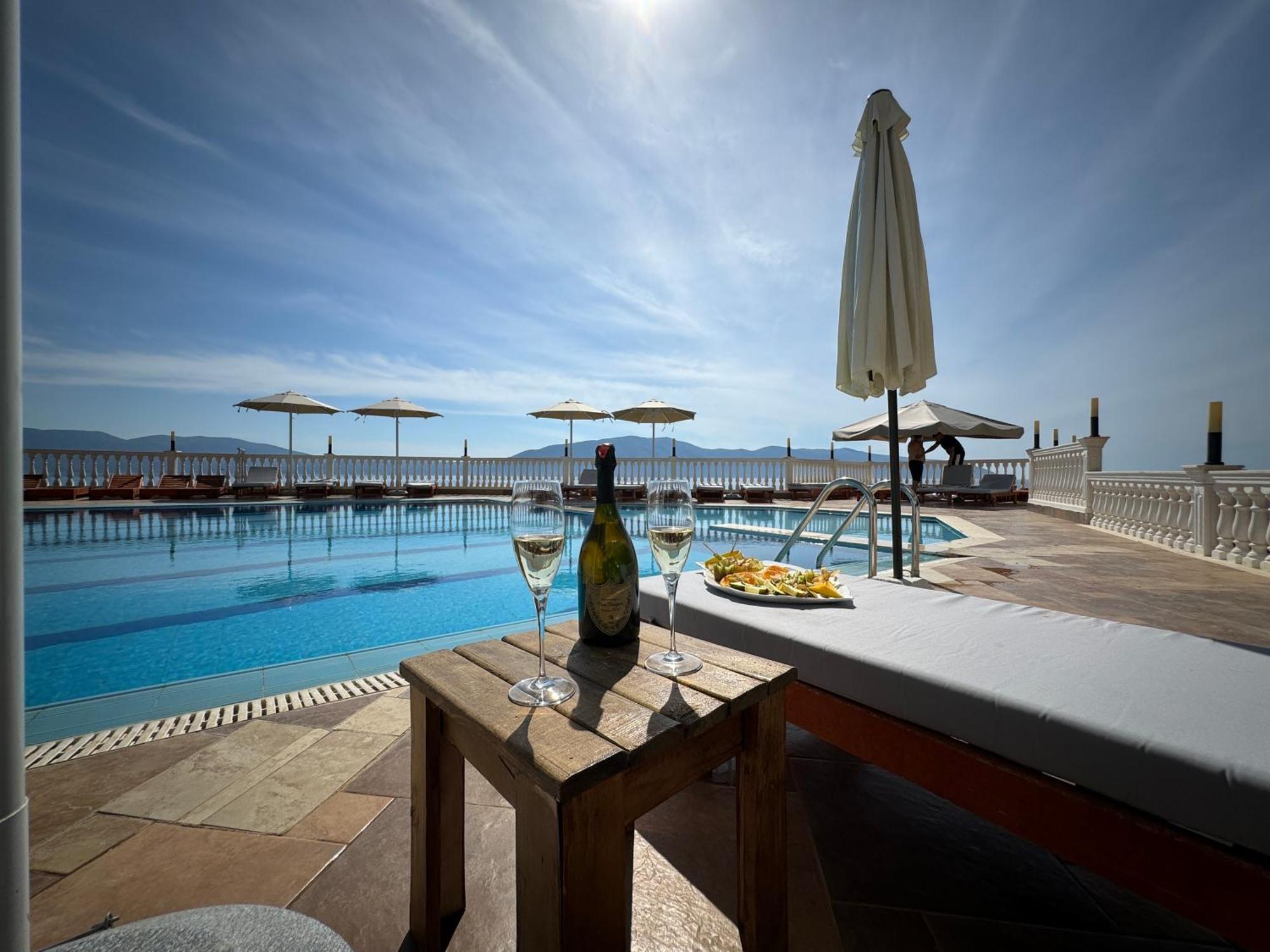 Nuna Hotel Radhime Bagian luar foto