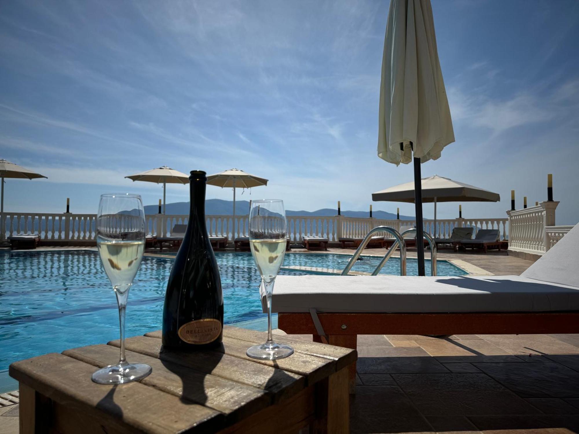 Nuna Hotel Radhime Bagian luar foto